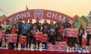 Para peraih gelar individu Liga Anak Indonesia berfose bersama termasuk pemain dan pelatih SSB SD IT Al Furqon yang meraih gelar terbanyak./foto Kurnia sandi