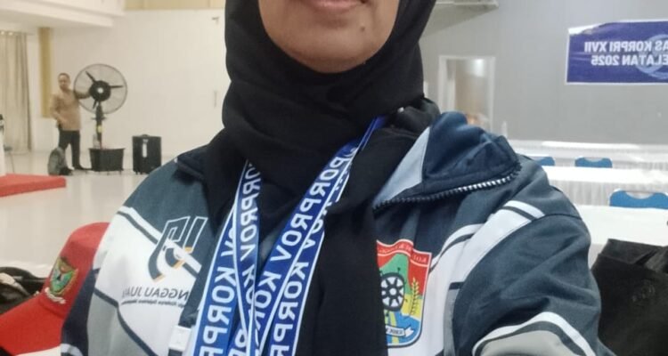 Eva Roshalina ASN Kecamatan Lubuk Linggau Barat II yang juga menjabat ketua RT.03 Kelurahan Tapak Lebar menyumbangkan medali emas pertama untuk kontingen kota Lubuk Linggau di event Porprov Korpri Sumatera Selatan di Palembang, selasa 1 juli 2025./Foto koleksi Eva