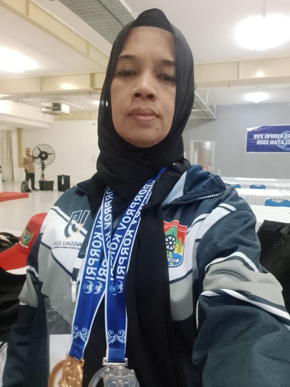 Eva Roshalina ASN Kecamatan Lubuk Linggau Barat II yang juga menjabat ketua RT.03 Kelurahan Tapak Lebar menyumbangkan medali emas pertama untuk kontingen kota Lubuk Linggau di event Porprov Korpri Sumatera Selatan di Palembang, selasa 1 juli 2025./Foto koleksi Eva