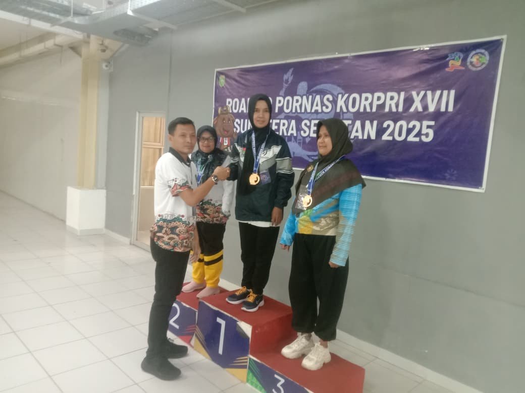 Eva Roshalina saat penyerahan medali emas cabang catur beregu papan 2 Porprov Korpri Sumatera selatan tahun 2025 di Palembang Selasa 1/7/2025