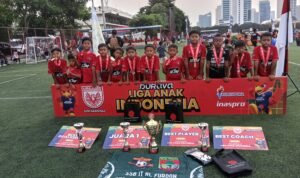 Para pemain SSB SD IT Al Furqon Kabupaten Musirawas sumatera selatan berfose saat menjuarai Liga Anak Indonesia Seri Nasional tahun 2025 di jakarta 1- 4 juli 2025 di lapangan sepakbola Jakarta Pancoran Soccer Field./foto kurnia sandi