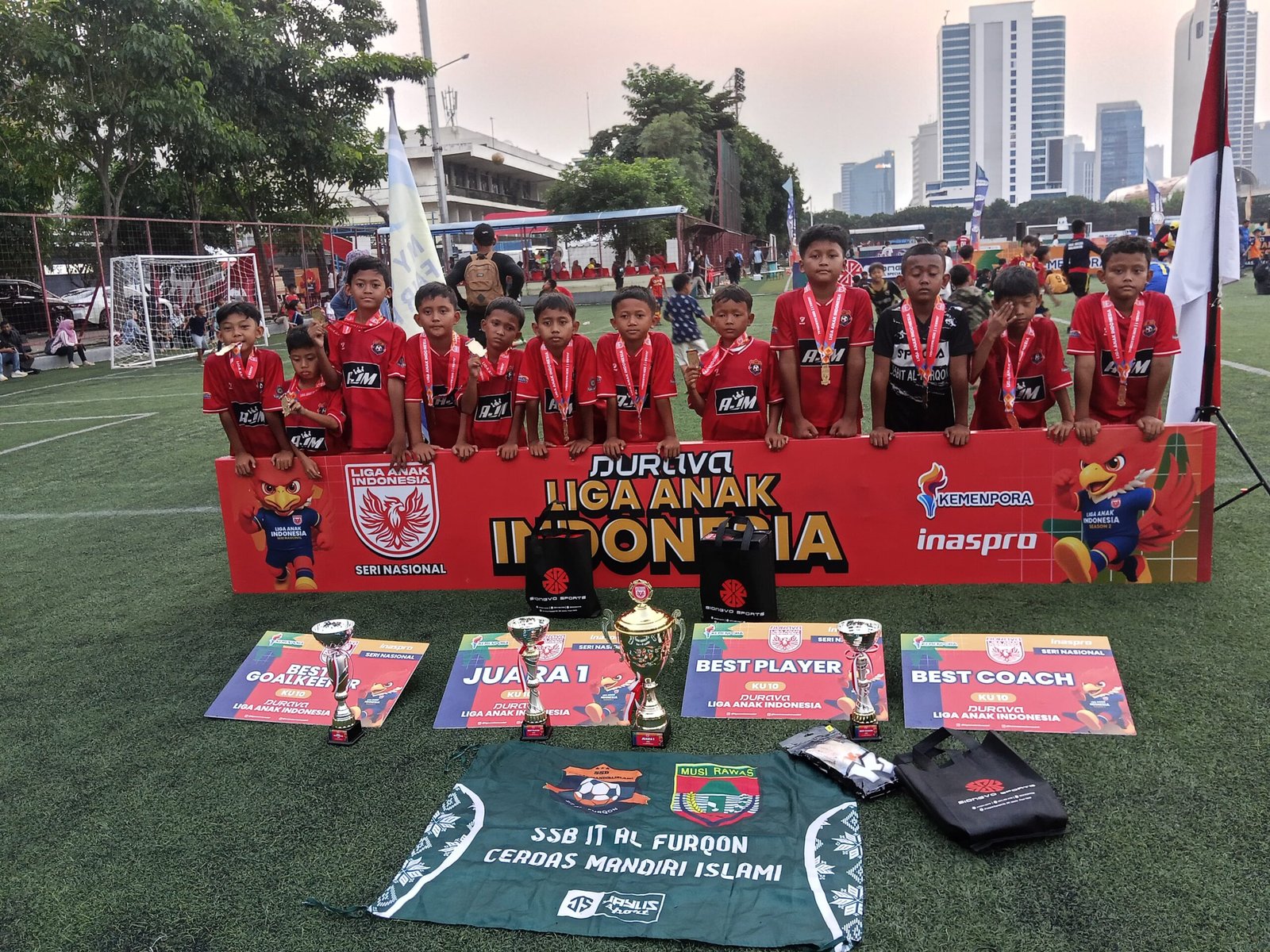 Para pemain SSB SD IT Al Furqon Kabupaten Musirawas sumatera selatan berfose saat menjuarai Liga Anak Indonesia Seri Nasional tahun 2025 di jakarta 1- 4 juli 2025 di lapangan sepakbola Jakarta Pancoran Soccer Field./foto kurnia sandi
