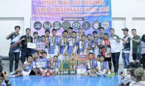 FAMA.FA Tim debutan Juara Liga AAFI U13 Zona Lubuk Linggau Berfoto bersama ketua Afkot, Ketua AAFI Zona Lubuk Linggau, Perwakilan wasit dan beberapa pelatih usai menerima piala./foto randi