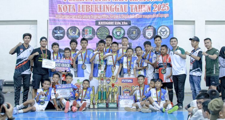 FAMA.FA Tim debutan Juara Liga AAFI U13 Zona Lubuk Linggau Berfoto bersama ketua Afkot, Ketua AAFI Zona Lubuk Linggau, Perwakilan wasit dan beberapa pelatih usai menerima piala./foto randi