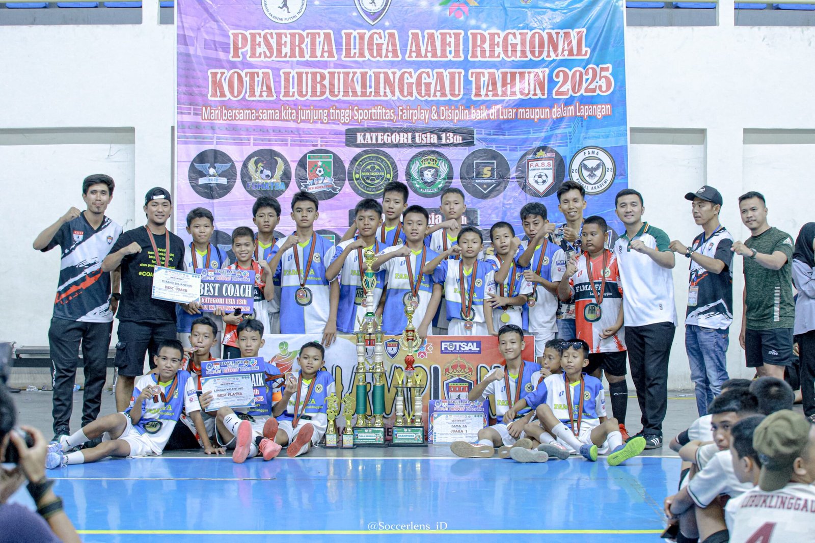 FAMA.FA Tim debutan Juara Liga AAFI U13 Zona Lubuk Linggau Berfoto bersama ketua Afkot, Ketua AAFI Zona Lubuk Linggau, Perwakilan wasit dan beberapa pelatih usai menerima piala./foto randi