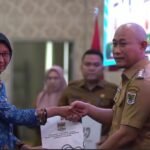 Walikota Lubuk Linggau H. Rachmat Hidayat didampingi Wakil Walikota Lubuk Linggau H. Rustam Effendi Menyerahkan SK Pelantikan CPNS menjadi PNS dan PPPK tahap II di Cinema hall Lantai 5 Kantor Walikota Lubuk Linggau, senin 29/09/2025. Foto Diskominfo