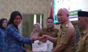 Walikota Lubuk Linggau H. Rachmat Hidayat didampingi Wakil Walikota Lubuk Linggau H. Rustam Effendi Menyerahkan SK Pelantikan CPNS menjadi PNS dan PPPK tahap II di Cinema hall Lantai 5 Kantor Walikota Lubuk Linggau, senin 29/09/2025. Foto Diskominfo