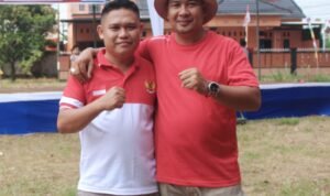 Ketua RT.08 Kelurahan Batu urip Lubuklinggau Sasra Depulen (Kanan), bersama Ketua Panitia Kegiatan Hut Ri Ke 81 di Rt.08 Zulkarmi ( Kiri )/Foto.kjg.