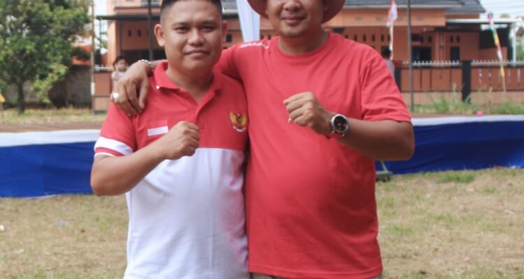 Ketua RT.08 Kelurahan Batu urip Lubuklinggau Sasra Depulen (Kanan), bersama Ketua Panitia Kegiatan Hut Ri Ke 81 di Rt.08 Zulkarmi ( Kiri )/Foto.kjg.