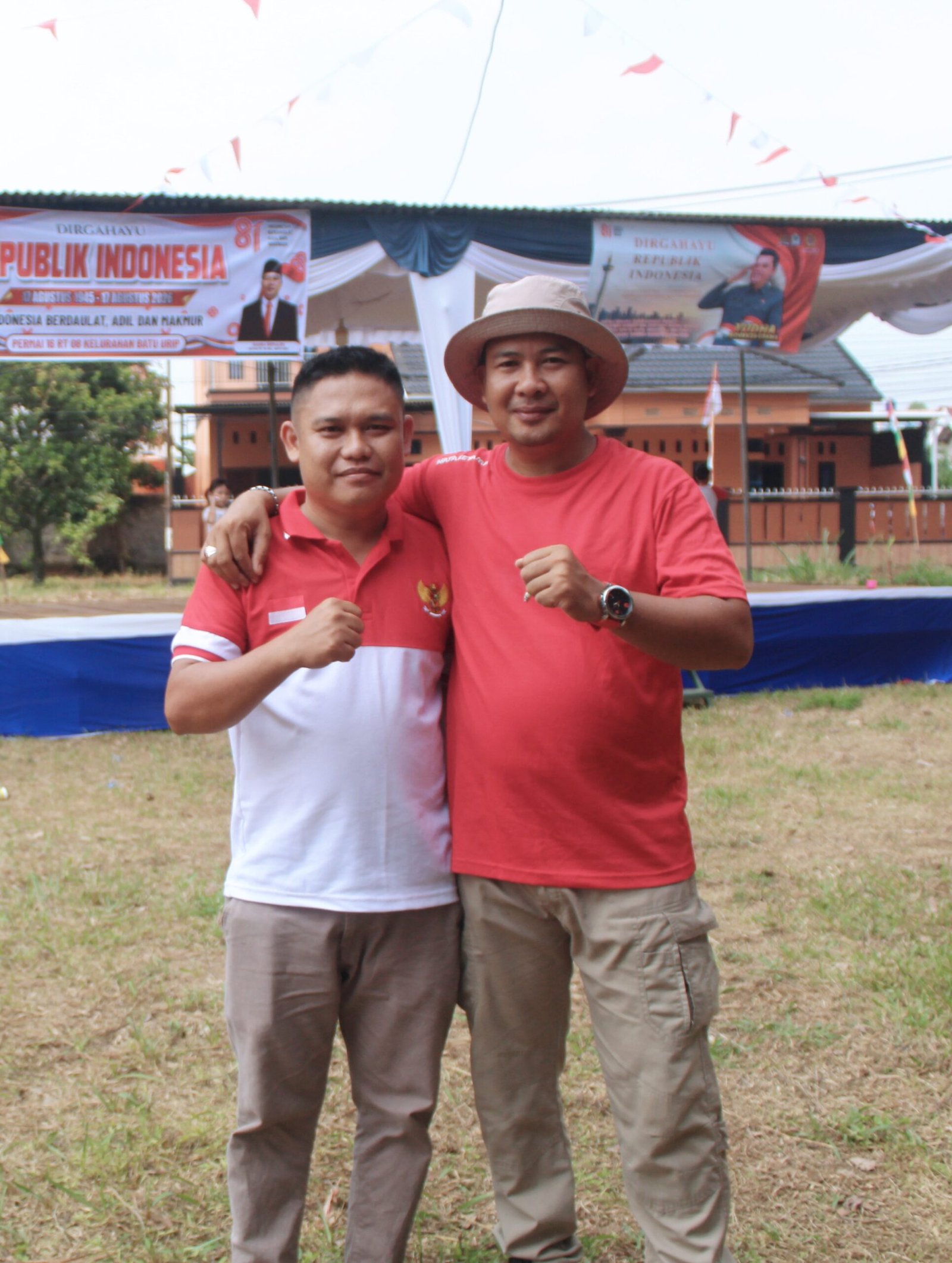 Ketua RT.08 Kelurahan Batu urip Lubuklinggau Sasra Depulen (Kanan), bersama Ketua Panitia Kegiatan Hut Ri Ke 81 di Rt.08 Zulkarmi ( Kiri )/Foto.kjg.