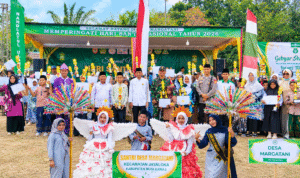 Foto bersama Forkopimcam, Kepala Desa, DGN dan lainnnya bersama para juara perlombaan dalam rangka Hari Santri Nasional 2026.