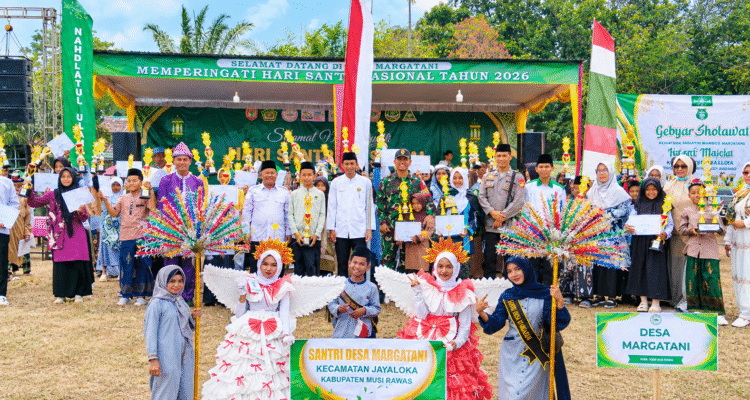 Foto bersama Forkopimcam, Kepala Desa, DGN dan lainnnya bersama para juara perlombaan dalam rangka Hari Santri Nasional 2026.