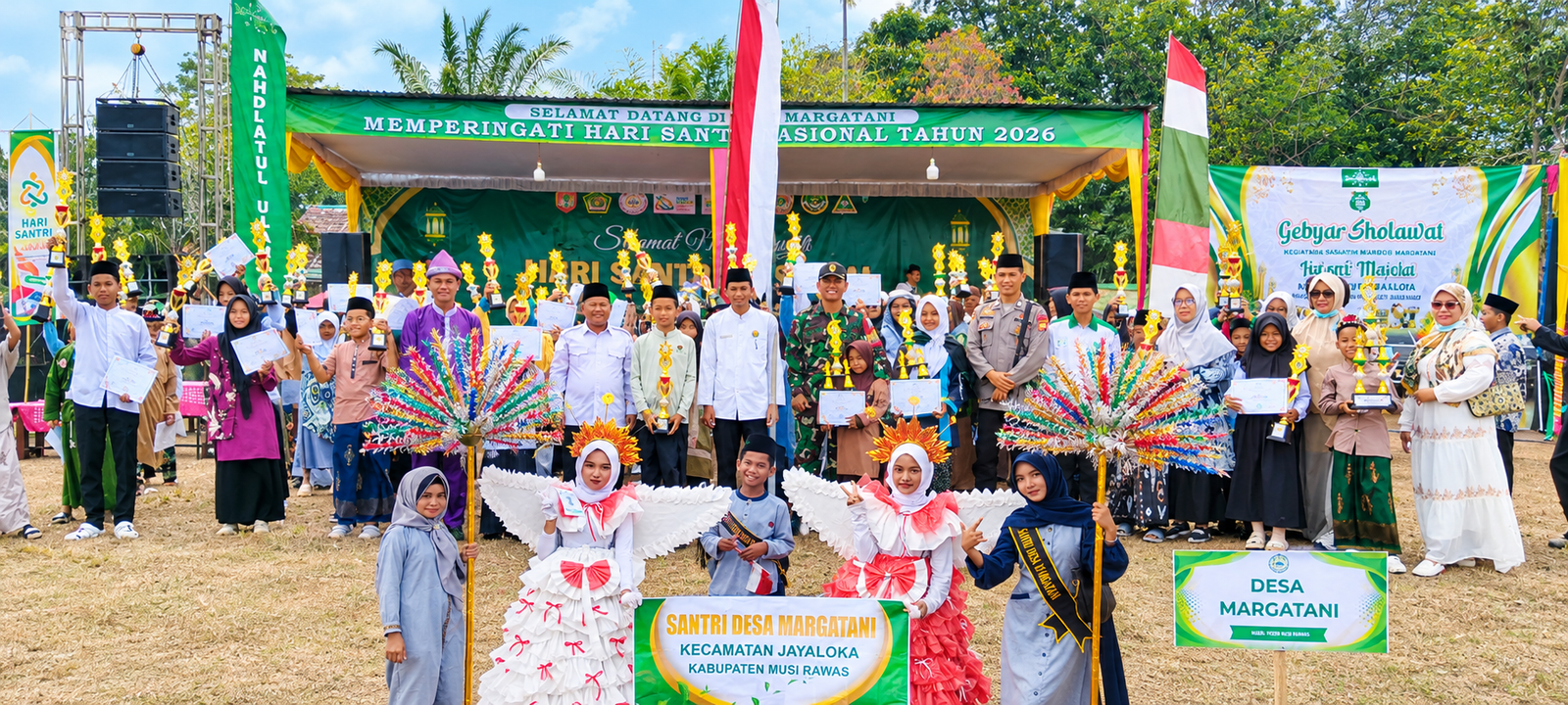Foto bersama Forkopimcam, Kepala Desa, DGN dan lainnnya bersama para juara perlombaan dalam rangka Hari Santri Nasional 2026.